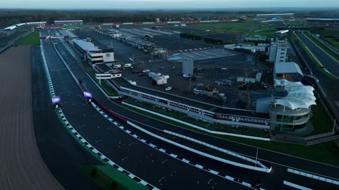 Top down aerial of the Silverstone high-speed motorsport circuit and the empty Stockbeeldmateriaal 333020002