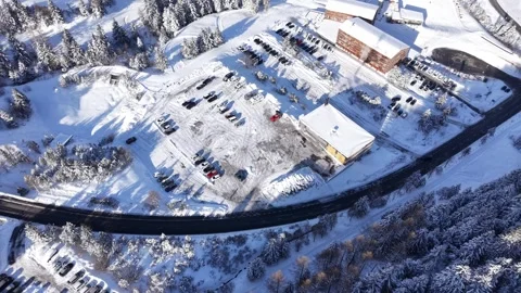 Top Down Aerial of Small Ski Resort Parking With Cars Arriving Видео 331644120