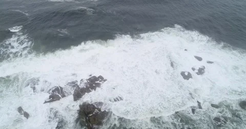 Top down aerial of stormy waves crashing on rocks a lock down shot The Conc.. 스톡 동영상 317564646