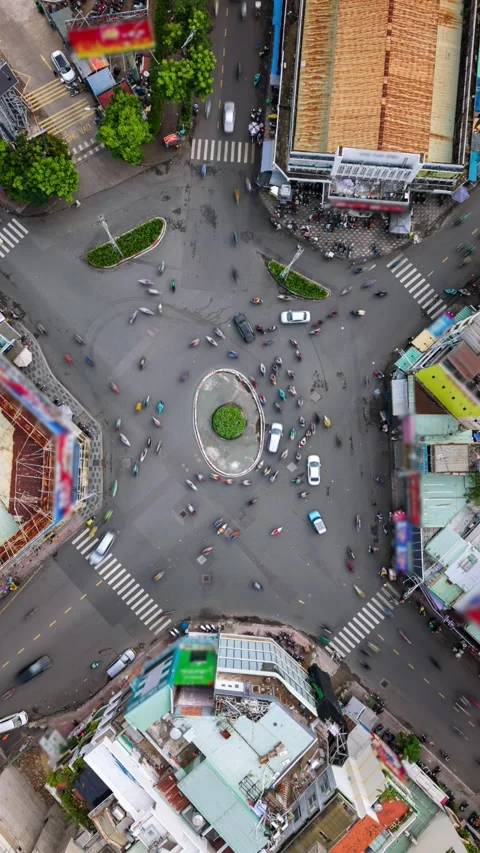 Top-down aerial timelapse of busy roundabout in Ho Chi Minh City, Vietnam Video stock 336653854