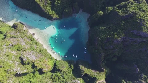 Top-down Aerial, Tropical Maya Bay, Island Landscapes, Paradise Getaways Vídeo Stock 334088292