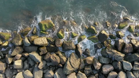 Top down aerial view from above of giant ocean waves crashing and foaming on 库存影片 150722865