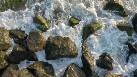 Top down aerial view from above of giant ocean waves crashing and foaming on Vidéo 150722891