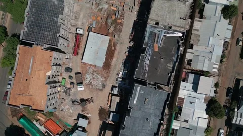 Top down aerial view of active urban construction site with building materials Vídeos de archivo 332609007
