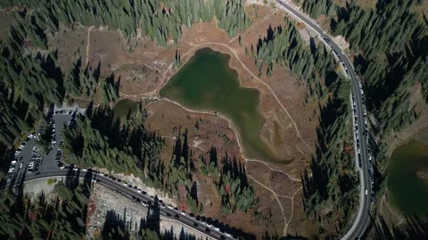 Top-Down Aerial View of Alpine Lake and Mountain Road, Autumn Stockbeeldmateriaal 348419208