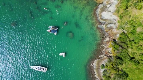 Top-Down Aerial View of Anchored Boats on Crystal Clear Green Water Vídeos de archivo 334617612
