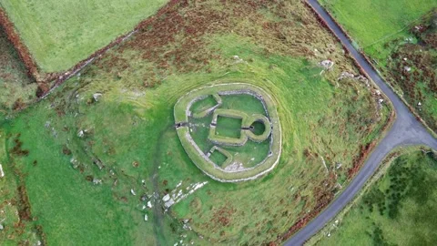 Top Down Aerial View of the Ancient Leacanabuaile Stone Ringfort in Rural Vídeo Stock 332825629