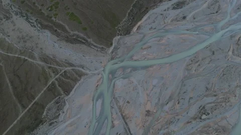 Top-down aerial view of braided glacial river channels, Kyrgyzstan Stockbeeldmateriaal 347241064