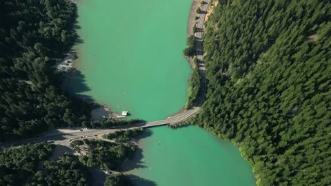 Top-Down Aerial View of Bridge Over Diablo Lake, North Cascades Stockbeeldmateriaal 348337030