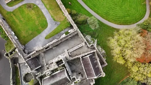 Top Down Aerial View of Cahir Castle Ireland 4K Stockbeeldmateriaal 333926271