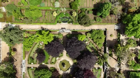 Top-Down Aerial View of a Circular Formal Garden With Fountain Vídeos de archivo 345840294