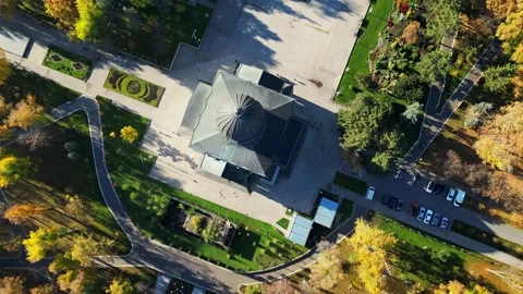 Top Down Aerial View of City Park Pavilion and Autumn Trees 스톡 동영상 320790191