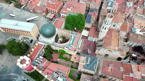 Top down aerial view of Dali Theatre Museum with city views of Figueres Cat.. 스톡 동영상 245164488