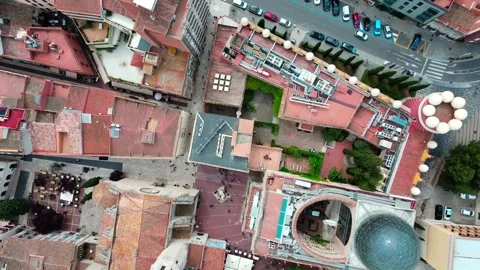 Top down aerial view of Dali Theatre Museum with city views of Figueres Cat.. 스톡 동영상 245164510