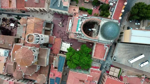 Top down aerial view of Dali Theatre Museum with city views of Figueres Cat.. 스톡 동영상 245164532