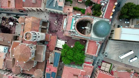 Top down aerial view of Dali Theatre Museum with city views of Figueres Cat.. 스톡 동영상 245164551