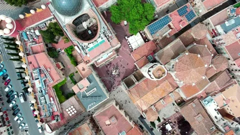 Top down aerial view of Dali Theatre Museum with city views of Figueres Cat.. 스톡 동영상 245164598