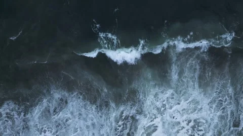 Top Down Aerial View of Dark Sea Water with White Foamy Waves 库存影片 347068007