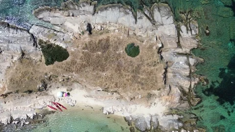 Top Down Aerial View of Drenia Island and Turquoise Waters, Halkidiki 스톡 동영상 331035638
