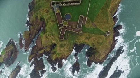 Top-Down Aerial View of Dunnottar Castle Ruins and Cliffside Vídeo Stock 347169766