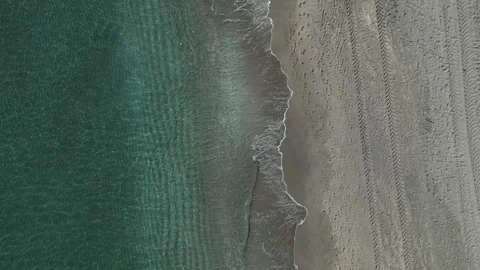 Top-Down Aerial View of Emerald Ocean Waves and Sandy Beach 動画素材 327762071
