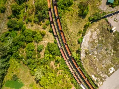 Top down aerial view of empty freight train cars on curved railway tracks Fotos Stock