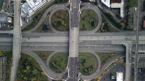 Top-Down Aerial View of Freeway Interchange in Bellevue, Washington Vídeo Stock 348337176