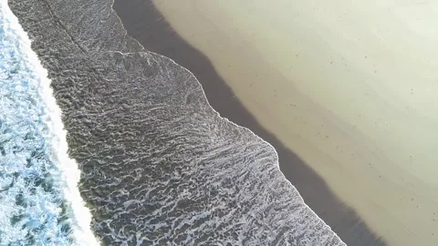 Top Down Aerial View of Gentle Ocean Waves on the Shore The Concept of Tran.. 库存影片 327836700