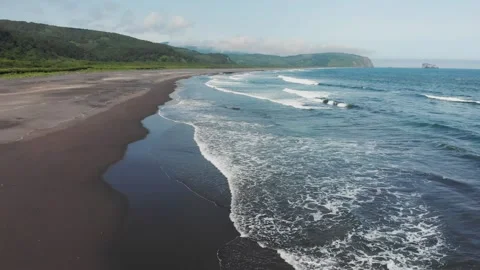 Top down aerial view of giant ocean waves crashing and foaming Video stock 139958540