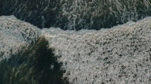 Top down aerial view of giant ocean waves crashing and foaming Stockbeeldmateriaal 150128405