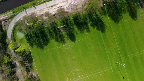 Top-down aerial view of a green sports field with white markings 库存影片 307784439
