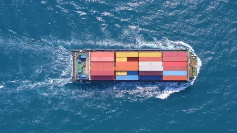 Top down Aerial View of a large container ship sailing Vidéo gratuite 121012564