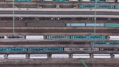 Top-down aerial view of a large railway freight yard with parallel tracks and Vídeos de archivo 328507821