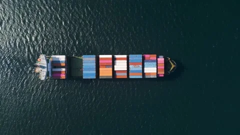 Top down aerial view of a large container ship in the deep blue ocean Vidéo 333554472
