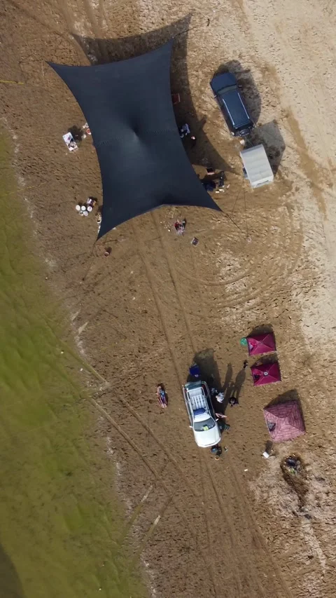 Top down aerial view of large camping tent and off-road cars on sandy beach Vídeos de archivo 336687819
