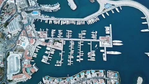 Top down aerial view of Limassol Marina, Cyprus. Yachts and boats docked Vídeo Stock 122641154