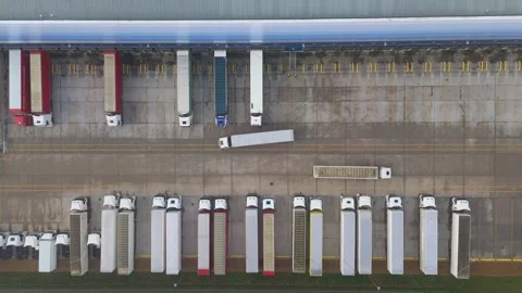 Top down aerial view of a major industrial distribution center in the UK with Stockbeeldmateriaal 333021286
