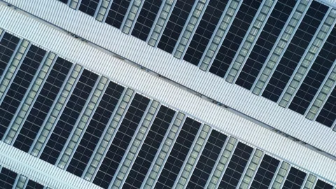 Top down aerial view of a massive solar panel array on a factory rooftop, UK. Stock-Footage 335975658