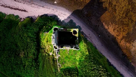 Top Down Aerial View of Medieval Castle Turret and Coast 库存影片 335685429