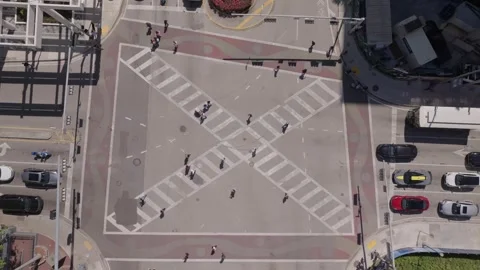 Top-down aerial view of Miami intersection with pedestrians crossing roads Vídeos de archivo 314316180