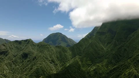 Top down aerial view of mountains, Pacific Ocean in the background, Maui, Hawaii Video stock 178221574