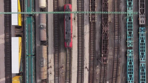 Top-down aerial view of multiple freight trains standing on parallel railway Vídeos de archivo 328507801