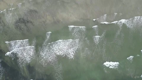 Top Down Aerial View of Multiple Ocean Waves Breaking on Shore, Brazil Vídeos de archivo 334614247