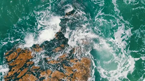 Top Down Aerial View of Ocean Waves Crashing on Rugged Rocks Vídeo Stock 319631277