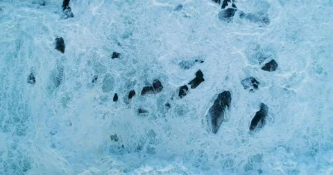 Top down aerial view of ocean waves crashing on rocks The Concept of Nature.. 库存影片 333110952