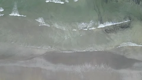 Top Down Aerial View of Ocean Waves Breaking on Sandy Beach, Brazil Vídeos de archivo 334614274