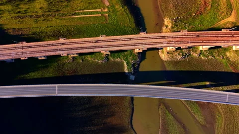 Top down aerial view of parallel road and railway bridges over river Vídeo Stock 333839108