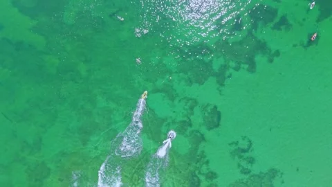Top-Down Aerial View of personal waterfrafts on Emerald Green Ocean Vidéo 327889140