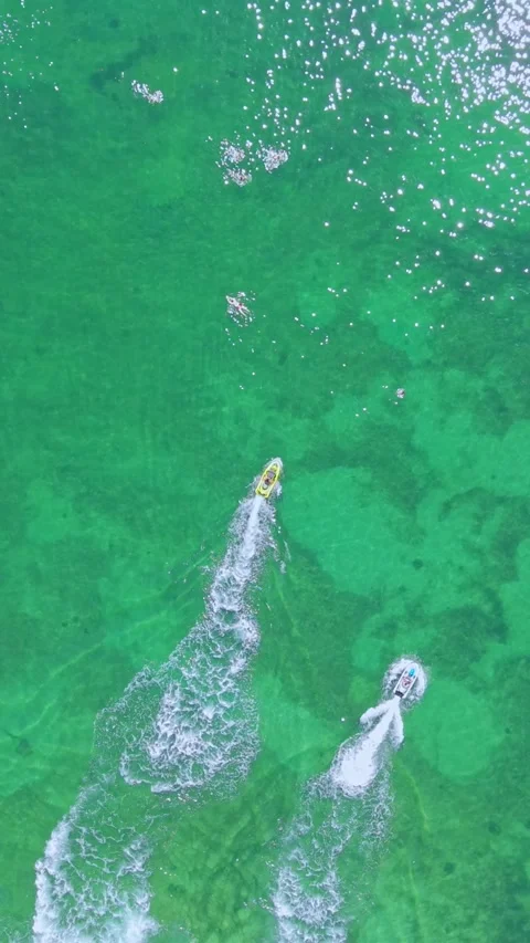 Top-Down Aerial View of personal waterfrafts on Emerald Green Ocean Stockbeeldmateriaal 327911179