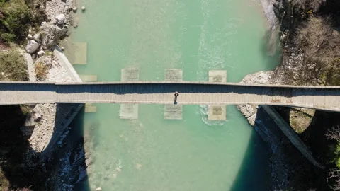 Top down aerial view of Plaka stone bridge in Tzoumerka, Epirus, Greece 動画素材 332725457
